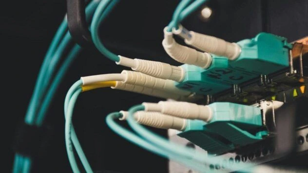 Фіброоптичні кабелі підключення до роутера для стабільного інтернету в Києві
