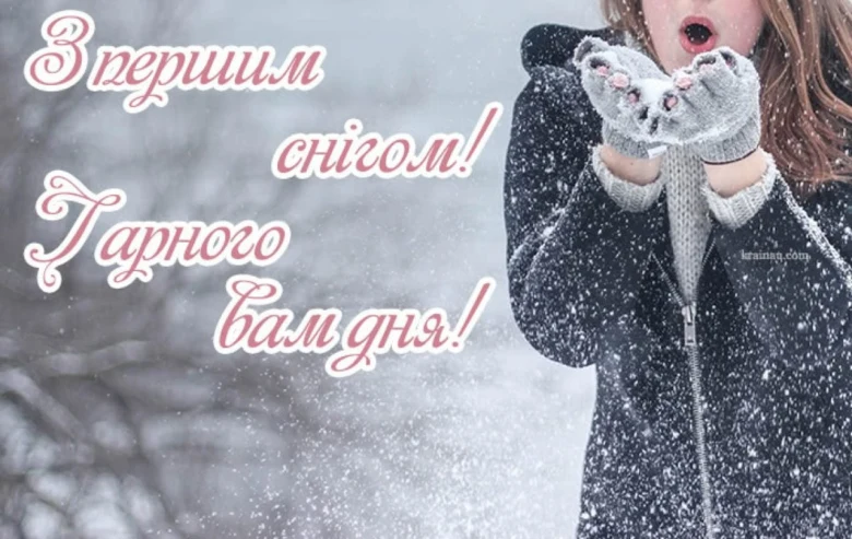 Дівчина дме сніжинки з рук на перший сніг.