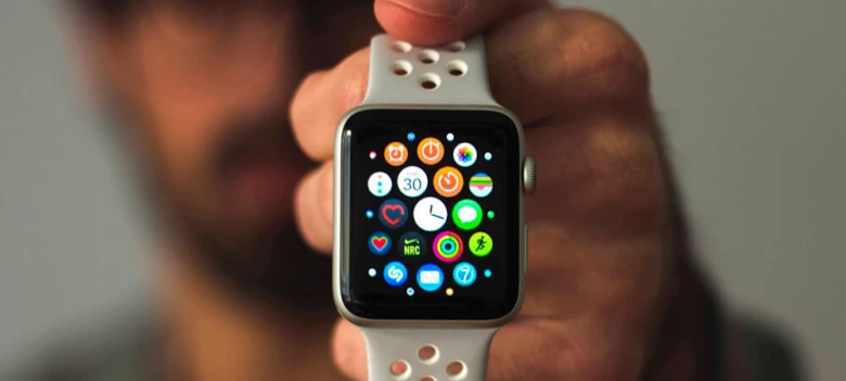 Чоловік тримає в руці розблокований годинник Apple Watch