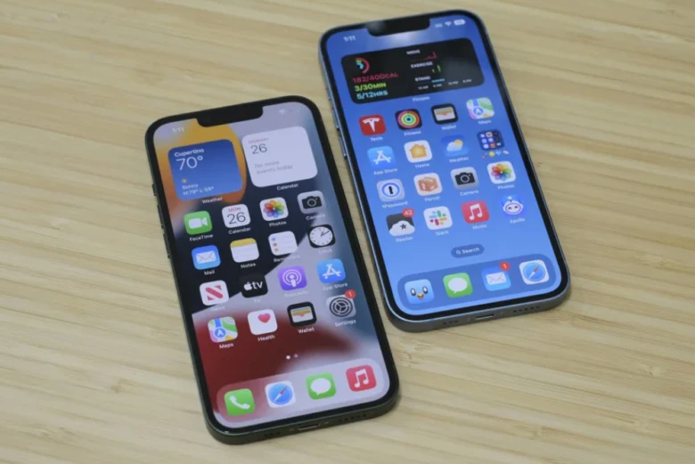 Порівняння двох iPhone на дерев'яній поверхні для статті