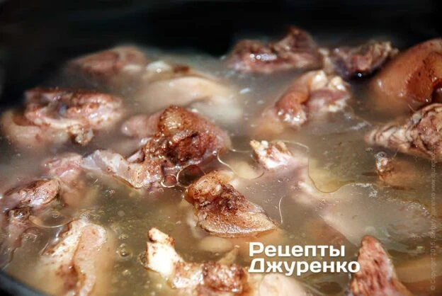 Куски м'яса варяться в бульйоні для холодецю.